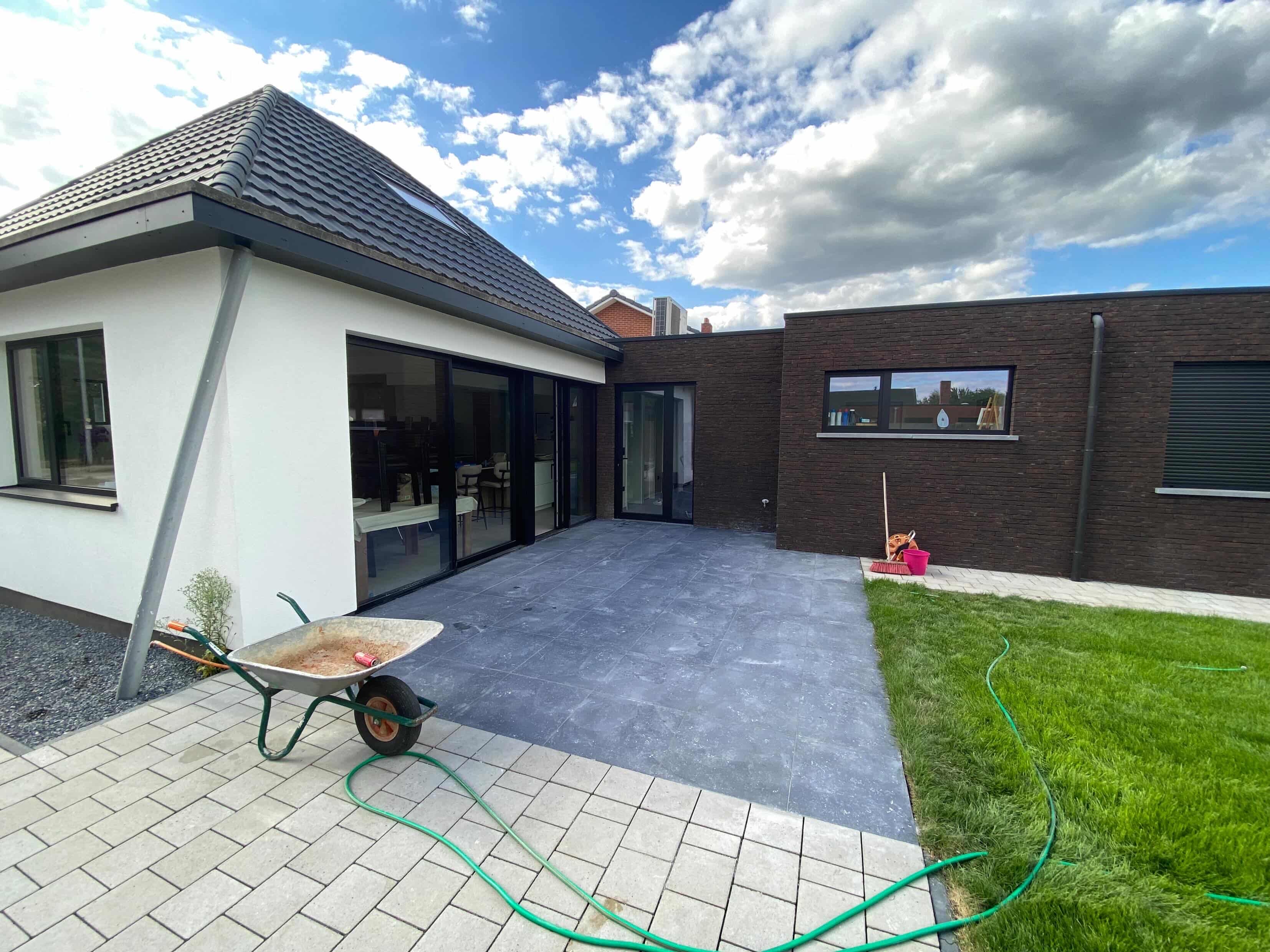 TuinXpert hovenier aan het werk in een tuin in de Kempen