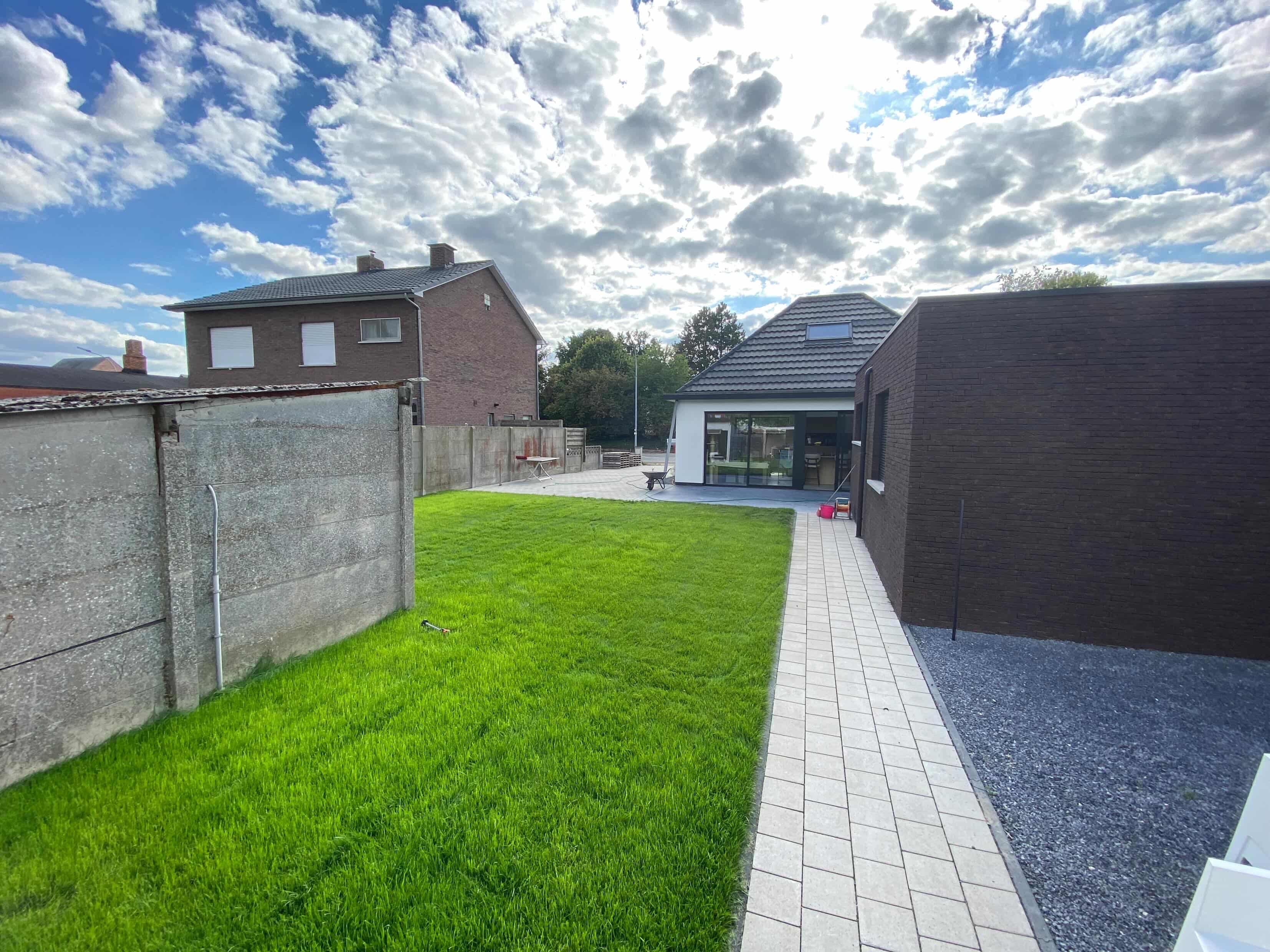 Beklinkerd tuinpad aangelegd door TuinXpert in de Kempen